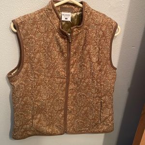 Columbia vest. Paisley print in shades of light brown.